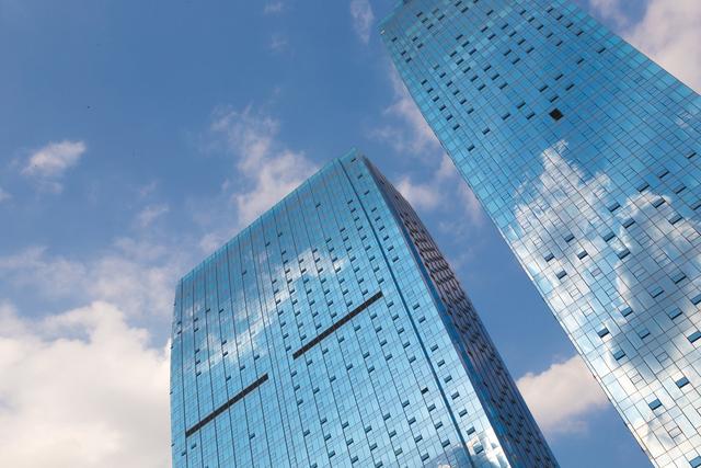 5月28日上午，越秀集团与广州交投集团正式签订战略合作协议，双方将在现代交通基础设施、房地产开发、现代农业和金融服务等领域展开全面战略合作。  广州交投集团杨宇正董事长表示，广州交投集团的核心产业为高速公路、城市快速路等现代交通基础设施，未来希望拓展房地产板块，实现大型交通工程沿线土地资源价值最大化。他透露，该公司已与越秀地产城市更新集团紧密联系，希望未来双方发挥各自优势，尽快启动各项工作，共同推动项目成功落地，为双方后续合作打造示范案例。  在广州交投集团之前，广州地铁集团已经与越秀集团结成合作同盟，目前双方已有多个轨交合作项目落地。