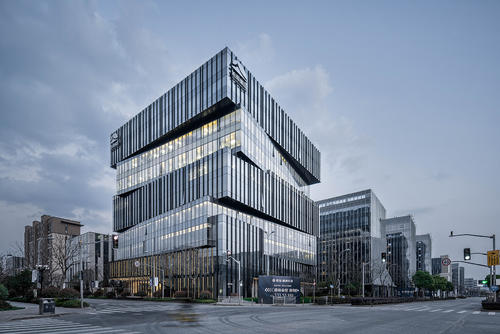 6月3日早间，旭辉控股（集团）有限公司发布公告披露5月销售简报。  公告中披露，2020年前5月，旭辉累计合同销售金额约人民币556亿元，同比增长26%，合同销售面积约334.03万平米。合同销售均价约人民币16600元╱平米。  2020年5月单月，旭辉合同销售金额约人民币202.0亿元，合同销售面积约113.54万平米。合同销售均价约人民币17800元╱平米。  据了解，于五月，旭辉在苏州、无锡、北京、成都、合肥等地均有拿地，并发行2020年公司债券（第一期），规模31.2亿元，票面利率最低3.8%。  另外，公司还向林氏家族购买永升生活服务集团有限公司已发行股本的5%，并于7月1日起被授予林氏家族所持有的剩余23.64%股份的投票权，交易完成后，旭辉将成为永升最大股东并获得控制权，将永升业绩并表。