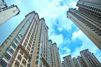 　　这无疑是一块价值连城的土地。北京三环沿线的土地几乎开发殆尽，只有南边一线，尚有为数不多的大规模地块没有出让开发。本次出让的北京市丰台区南苑乡分钟寺村L-41地块，就位于北京东三环地铁十号线分钟寺站旁边。地段得天独厚，加上是住宅用地，在北京四环以内限制住宅开发的背景下，这样的好地块极具地王相。