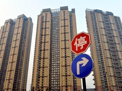 据不完全统计，今年前5个月已有20余地出台租房新规，涉及房源、租金、安全、监管乃至户籍等诸多方面，快来看看有你将去的城市吗？    　　9地保障租赁住房供应  　　日前，58安居客房产研究院发布重点城市租房趋势报告显示：4月份，北京、广州、深圳新增房源量依次环比上涨31.4%、28.9%和45.4%；新一线城市代表如成都、杭州、天津等新增房源量涨幅更高，分别为61.7%、70.3%和56.6%。  　　58安居客房产研究院分院院长张波认为，二线城市出现部分区域房源供给量明显增长等和城市的市场环境有着直接关系。事实上，据中新经纬客户端不完全统计，今年以来，已有9地明确租赁住房建设计划或增加供应措施。    　　其中，济南明确，通过3年试点工作，每年新增租赁住房120万平方米；杭州住保房管局确定2020年筹建完成蓝领公寓1.5万套(间)的目标任务；绍兴计划自2020年起到2024年，建设2.2万套人才租赁住房。  　　此外，长沙、武汉两地政府表态允许将符合条件的非住宅存量房屋改造为租赁住房，深圳住建局就“商改租”有关事项公开征求意见；广州、郑州两地鼓励利用集体、国有或自有土地建设租赁住房，前者给予补贴，后者将相关项目列入地方租赁住房建设计划；合肥还明确，将个人出租自有住房每平方米奖励从12元提高6元至18元。  　　易居研究院智库中心研究总监严跃进指出，2015年、2016年的时候中央和住建部就提出要大力发展租赁市场，到现在差不多已经五年的时间。在这个时间节点上，各地效果如何需要评估，今年也要加快完成发展。  　　严跃进表示，从实际过程看，有些地方积极增加土地供应，有些地方从存量物业的改造、更新等方面予以支持；有些地方明确政策性租赁住房和市场化租赁租房方面可以进行创新。各地手段不同，但都有力地促进了当地的租赁市场。  　　严跃进认为，现在的问题是上面提到的手段都是供应端的，是多主体供应、多渠道保障的导向。接下来的工作是强化租售同权，让更多人去租房子，这就是需求端的内容。供应端和需求端做好，后续的租赁市场才能更好的健康发展。  　　6地新规缓解租房压力  　　58安居客房产研究院发布的《2020一季度租房趋势报告》显示，租金作为租客的重要生活开支，在总收入中占有不小的比重。48.7%受访者表示租房消费占比较高，排在各种生活消费之首。在该报告的受访对象中，有20%的受访者月租金占月收入比重超过30%。  　　针对过高的租金开支，6地从两方面着手出台新规帮租客“排忧解难”。  　　公积金提取方面，4月起，沈阳提高租赁住房提取限额。其中，房屋坐落地址在沈阳市区的，限额由1200元/月提高至1400元/月；4月起，济南提高职工个人租赁商品房提取定额，从9600元提高到12000元；5月7日，东莞宣布将租住本市住房提取比例上限提高至70%、额度上限提高至1800元/月。  　　济南住房公积金中心工作人员表示，提高商品房租赁提取额度，有助于发展济南市租赁住房市场，缴纳公积金的双职工家庭平均每月可提取2000元，在相当程度上改善家庭居住条件。  　　在租房补贴方面，南京明确，符合申领条件的博士、硕士、学士按每人每月2000元、800元、600元享受最长36个月的住房租赁补贴；广州番禺区表示，对符合相关条件的高层次人才提供最高50万元(税前)的购房补贴或给予所租房屋的50%租金补贴；青岛指出，推进城镇住房保障家庭租赁补贴工作，将2人户、3人户保障面积标准在原基础上各上调15平方米。  　　青岛住建局认为，推进住房租赁补贴保障工作，是健全 “多主体供给、多渠道保障、租购并举”住房制度的具体举措。各级有关部门要以保障城镇住房困难家庭的基本住房需求为立足点，以解决新市民的住房困难为出发点，进一步拓宽保障范围，加大保障力度。  　　7地新规关注租房安全  　　除了房源和租金，租房安全也是不少地方政府关注的重点。  　　以珠海、济南为代表的地方政府较为关注房屋本身的质量安全，两地先后出台出租屋管理办法征求意见稿。其中，珠海拟规定出租住房不得分隔搭建后出租，厨房、阳台、卫生间等不得出租供人员居住；济南拟规定不得改变原有房屋的空间布局结构，不得按床位出租等。  　　另一些地方政府则更为关注租赁机构安全，如湖南、河北为规范省住房租赁市场行为，引导住房租赁双方使用规范化的租赁合同，促进住房租赁市场持续健康发展，启用全省统一《住房租赁合同》示范文本；  　　再如南京为保护租赁当事人的合法权益，规范住房租赁经营行为，要求市内所有的住房租赁机构建立租金托管制度，且需在商业银行设立唯一的租金专用账户，专户信息应在南京网上房地产网站公布。  　　无独有偶，4月初西安也就《住房租赁资金监督管理实施意见》公开征求意见，该市拟规定“托管式”租赁企业在开展业务前需与商业银行签订《住房租赁资金监管协议书》，并在监管银行开立存量住房租赁交易资金监管专用账户。  　　不过，最为严苛的当属合肥，该市拟对住房租赁企业进行信用考评，分别为五星、四星、三星、二星、一星、无星。其中，一星级企业为信用警告对象，无星级企业为失信惩戒对象，列入失信黑名单，实施联合惩戒。  　　对此，合肥市住房租赁协会秘书长伍艳表示，主管部门推出信用评级考核办法，主要是对合规经营的企业提供鼓励和促进，对违规经营的企业进行打击和披露，同时为合肥新市民在选择合规靠谱的住房租赁企业方面，提供明确和明示化的标准和规范。  　　还值得一提的是，4月22日，广东省住房和城乡建设厅与人民银行广州分行签订《合作备忘录》，首次将公租房违规行为，包括违规享受公租房、违规申请租赁补贴等纳入人民银行征信系统。  　　此外，6月1日起，济南全面取消落户城镇条件限制，提供人才、院校学生、居住、就业、投靠等六种落户途径。严跃进分析称，“居住途径落户”提到了租房落户，这有望成为今年济南租赁市场发展的一个突破口，租赁市场需求将会增加。  　　来源：中新经纬