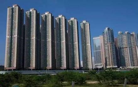 因虚假宣传构成不正当竞争行为，山东济南一房企被罚44万元。  　　4月30日，绿地北展济南置业有限公司在对某单位团购促销中发放载有“济南市政府将搬迁至先行区”不实信息的宣传材料。山东省市场监督管理局认定上述行为违反《中华人民共和国反不正当竞争法》第八条规定，构成虚假宣传的不正当竞争行为。近日，该公司被处以44万元的行政罚款。    　　最近一两年，“济南市政府将搬迁至先行区”的信息，一直都是网络传闻，从来没有任何正式“官宣”。在这种情况下，这家房企将其作为楼盘的宣传资料，显然是不合适的，也确实构成了虚假宣传。  　　很多人或许会疑惑，这种找不到确切官方消息源的信息，不能作为宣传依据，难道不是常识吗？相关房企会不知道？房企对这种“虚假宣传”乐此不疲，只是把传闻当成可以利用的工具。    　　将没有事实支撑的模棱两可的信息，释放给购房者和社会，是开发商惯用的宣传套路。外部因素方面，开发商的宣传点主要聚焦这几个方面：第一，政府搬迁甚至是区划变动；第二，高新产业、知名大型商业综合体、优质教育资源入驻板块；第三，高铁、地铁、高架路等交通方面的规划；第四，楼盘周边重大不利因素的消失，比如化工厂、垃圾场搬迁等；第五，将还没定的学区，视为“囊中之物”。  　　当然，楼盘内部情况的虚假宣传，也不在少数。比如，交付实体房和样板房不符；小区交付后内部配套，与前期的宣传或者沙盘展现不符；精装修的材料使用，和前期宣传不符；宣传时称业主可以自由去顶楼，但交房后却发现不行等。  　　正因为这些方面事关相关楼盘的现实价值，比如能不能卖完，甚至能不能热销等，相关房企才会绞尽脑汁蹭外部因素的热度，或者想方设法“修饰”楼盘内部情况。在房企眼里，事情真假不重要，只要有购房者买账就行。  　　除了房企本身的主观原因，相关虚假宣传的出现，也离不开相关楼盘在管理和规范层面的工作不到位。现实中，很多楼盘的宣传口径都不统一，比如在某些宣传信息上，开发商和销售团队的说法不一；不同的销售人员，对同一事情说法可能也不一样；有的楼盘还会引入二手房中介团队，使得楼盘在宣传上更加混乱。  　　房企或者具体楼盘套路不断的虚假宣传，再加上自媒体的炒作，确实很容易以假乱真。由于现在多为期房，对于营销宣传无法及时验证。在这种背景下，购房者容易被套路也就不难理解。  　　所以，监管层面必须加大处罚力度，而不仅是“隔墙扔砖式”惩戒，真正提高违法成本，缩小虚假宣传的空间。  　　同时，不能总是“事后诸葛亮”。在楼盘前期的营销宣传中，相关部门也应该及时介入，并引导购房者强化防范意识、证据意识。当然，整个房地产行业，也需要基本的行业规范，要有“行业自律”。  　　来源：中国青年报