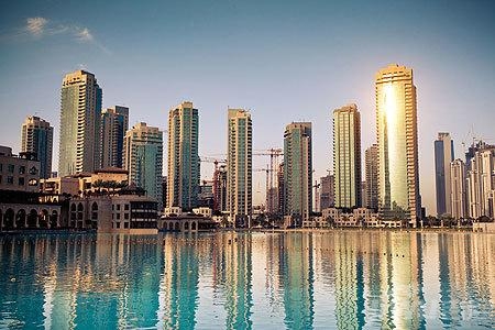 近日，广州、杭州、济南、郑州、福州、苏州等6个政策性租赁住房试点城市与中国建设银行签订《发展政策性租赁住房战略合作协议》。建设银行将提供1900亿元的贷款，支持6个城市在未来三年内提供约80万套（间）政策性租赁住房，解决上百万名新市民的安居问题。    　　金融支持将如何影响政策性租赁住房的发展，试点地区将如何规划建设，记者采访了相关部门和试点地区。  　　小户型低租金 瞄准2亿新市民住房需求  　　政策性租赁住房是我国住房保障体系的重要组成部分。2019年以来，住房和城乡建设部对全国71个大中城市开展深入调研，提出以解决新市民住房问题为出发点，加快建立以公租房、政策性租赁住房和共有产权住房为主体的住房保障体系。    　　住房和城乡建设部相关负责人表示，从调研情况来看，各地都存在非户籍常住人口和新落户的大学毕业生等新市民住房总体比较困难的情况。一方面这部分群体自购房比例低、以租房为主；另一方面，目前市场供应的租赁住房普遍户型大、租金高，缺少小户型、低租金住房供给。大量新市民只能租住在城中村或进行合租群租。  　　根据国家统计局的数据和住建部的测算，我国目前约有2亿新市民，主要集中在部分大中城市，特别是珠三角、长三角、京津冀、成渝等城市群，他们在促进经济增长、保障城市运行、扩大社会消费、推动创业创新等方面作用巨大，是我国经济社会发展的中坚力量。  　　瞄准新市民群体的住房需求，政策性租赁住房应运而生。“小户型、低租金，可改善新市民居住条件。”住建部相关负责人介绍，政策性租赁住房主要利用存量闲置土地和闲置房屋建设，支持将不适宜继续在中心城区发展的产业项目外迁，利用腾空土地或房屋建设，确保建在交通便利、公共设施齐全的中心城区等区域内，实现职住平衡。  　　该负责人表示，发展一定数量的政策性租赁住房，在满足新市民居住需求的同时，还能补齐租赁市场短板，稳定市场租金，倒逼城中村改造， 推动培育和发展租赁市场。  　　谁投资谁所有 政策支持社会力量投入  　　政策性租赁住房由谁来出资建设？“与公租房不同，公租房是政府主导的，由政府投资建设分配管理，而政策性租赁住房是由政府给予政策支持、企业和其他机构投资建设的。”住房和城乡建设部相关负责人明确。  　　靠政府大规模投资建设公租房解决量大面广新市民的住房问题，各级财政压力较大。政策性租赁住房的建设发展要依靠市场主体，谁投资、谁所有，是一种市场行为和市场产品。“加快建设政策性租赁住房，有助于促进住房保障对象从以户籍家庭为主转向覆盖城镇常住人口，住房保障方式从以政府投入为主转向政府政策支持、吸引社会力量投入为主。”住房和城乡建设部相关负责人表示。  　　但是，投入大、收益低、资金平衡难的问题影响市场主体建设租赁住房的积极性，也制约着住房租赁市场的发展。调动市场主体积极性，需要政府加大政策支持，其中加大金融支持就是政策之一。  　　此次中国建设银行为6个试点城市政策性租赁住房建设运营提供金融支持，成为引导更多市场主体参与，形成可复制、可推广市场机制的有益摸索。  　　“草莓视频下载地址积极与试点城市政府沟通房源筹集方案，并针对不同的房源类型主动提供差别化的金融支持方案。”建设银行副行长纪志宏介绍，银行将发挥资金、科技、渠道、集团母子公司联动等方面的优势，向试点城市提供金融产品支持、房源筹集运营等综合服务。  　　13个城市试点 建设蓝图和时间表明确  　　“未来3年，计划发展15万套（间）政策性租赁住房”“有望解决20余万新市民的住房问题”“通过利用存量土地、集体土地、非住宅房屋改建等方式筹集政策性租赁住房10万套（间）”……  　　2019年底，住房和城乡建设部在沈阳、南京、苏州、杭州、合肥、福州、济南、青岛、郑州、长沙、广州、深圳、重庆等13个城市开展完善住房保障体系试点工作，这些试点城市因地制宜，纷纷制定了未来3年建设政策性租赁住房的蓝图和时间表。  　　杭州整合蓝领公寓和人才专项租赁住房建设等，将符合条件的房源全部转化为政策性租赁住房，明确了未来3年计划发展的15万套（间）中，蓝领公寓4万套（间）、人才专项租赁住房8万套（间）、租赁企业筹集的租赁住房和企业自建职工租赁房转化3万套（间）。济南结合城中村改造工作，利用城中村村民生活保障房项目进行建设。郑州结合自身拆迁安置房等存量住房较多的特点，明确了以盘活存量为主的政策性租赁住房筹措方式，将政策性租赁住房项目的规划布局与32个功能核心区的建设规划相融合，集中选取一批面积合适、交通便利、配套成熟的存量住房。  　　住建部明确，考虑到租赁住房投入大、收益低、资金平衡难，地方可以规定在一定年限（10—15年）内用作政策性租赁住房，期满后可转为市场租赁住房。  　　来源：人民日报