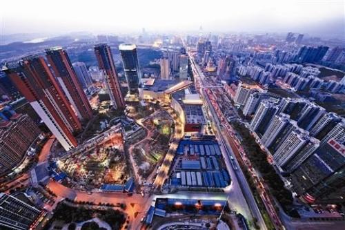 随着疫情防控基本平稳，房地产行业复工复产扎实推进，企业为了进一步弥补前期疫情对销售的负面影响，加大了推盘力度，力求资金尽快回笼。在市场预期稳步恢复的背景下，楼市成交也逐渐复苏。    　　中国指数研究院称，5月，地方政府在“房住不炒”的楼市调控总基调指导下，因城施策更加灵活，但是房地产市场恢复速度略显不同。其中，一线及核心二线城市市场需求整体恢复较快；部分三四线城市受人口、产业等多重因素影响，市场需求恢复相对缓慢。  　　中国指数研究院数据显示，截至6月7日，受监测的12个一二线主要城市库存总量环比微幅上升0.04%。截至6月首周，受监测城市中北京升幅较高，为4.44%；福州紧随其后，升幅为4.08%；温州升幅较小，为0.24%。监测城市中，东营库存环比降幅较高，为6.06%。    　　事实上，从5月开始，城市住宅新增供应量同环比均小幅上升。另外，受房企积极推盘叠加疫情期间积压的购房需求持续释放影响，多数城市市场交易逐步恢复，成交量同步上升。从销供比来看，一线城市去化能力更为乐观。截至5月底，重点城市中，南京、杭州属于库存吃紧较为严重的城市，当前去化周期分别为5.77个月、5.11个月。  　　克而瑞地产研究中心近日公布的报告指出，在成交明显复苏带动下，5月多数城市供求关系维持平衡。受监测的28个重点城市消化周期环比皆大幅收窄，八成以上城市降至18个月警戒线以下，杭州、济南等消化周期不足6个月。  　　从库存状况来看，28个城市当中六成以上城市供求比小于1；同时，六成以上城市库存面积环比有所回落。但同比来看，七成以上城市库存仍处上升通道，青岛、郑州、杭州等同比增幅超40%。  　　克而瑞方面认为，随着半年度业绩冲刺季的到来，房企必将加快供货节奏，供应有望放量增长，甚至创年内新高，预计6月市场仍将保持较高热度。  　　来源：经济参考报