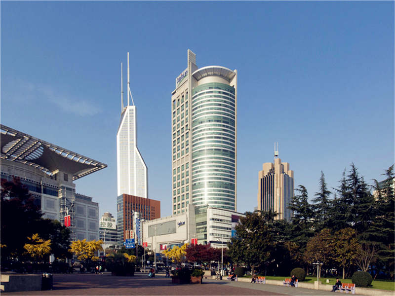 在一栋超高层写字楼或一个大型园区内，往往有几十家甚至几百家企业聚集，另外，写字楼的不同楼层还有不一样的功能区域，对于对该写字楼不熟悉的访客来说，想要迅速到达公司就要懂得看写字楼标识，这些写字楼标识能让首次进入写字楼的人找准方向，那么写字楼常见标识有哪些呢？写字楼表示如何分类？  写字楼常见标识有哪些？写字楼标示如何分类？ 写字楼标识可以按位置、作用、材质来分类。按材料分可以大致分为以下几种：  写字楼夜光材料标识：夜光标识就是使用夜光材料板所制作的标识产品，通常此类标识会配合霓虹灯进行使用。  写字楼金属标识：一般没有特殊指定的标识材质，写字楼标识标牌都是使用金属材质作为标识的主要材料。  写字楼凸出标识：凸出标识是指在建筑物墙壁上从突出墙面的标识，但是标识的背面或者是墙壁的两侧的表面除外。  按照位置和作用可以分为以下几种：  写字楼立柱标识：是指安装在一些固定地点的标识，此类标识形体较大，能够更远的传达信息，就是草莓视频下载地址通常说的“精神堡垒”  写字楼屋顶标识：此类标识一般都是固定在天花板上进行悬挂粘贴，主要起到装饰作用。  写字楼横向标识：此类标识的整体比例较高，一般都是用来展现招牌，一般在写字楼的外在建筑墙上很容易见到。  写字楼常见标识有哪些？写字楼标示如何分类？ 对于首次来到这个写字楼或园区的访客来说，需要先找到立柱或写字楼外立面上的文字标识，看楼盘名称是否正确，进入以后，找到区域标识，找到对应楼栋，然后查看是否有企业名称标识墙，找到对应企业，乘坐电梯，快速到达。